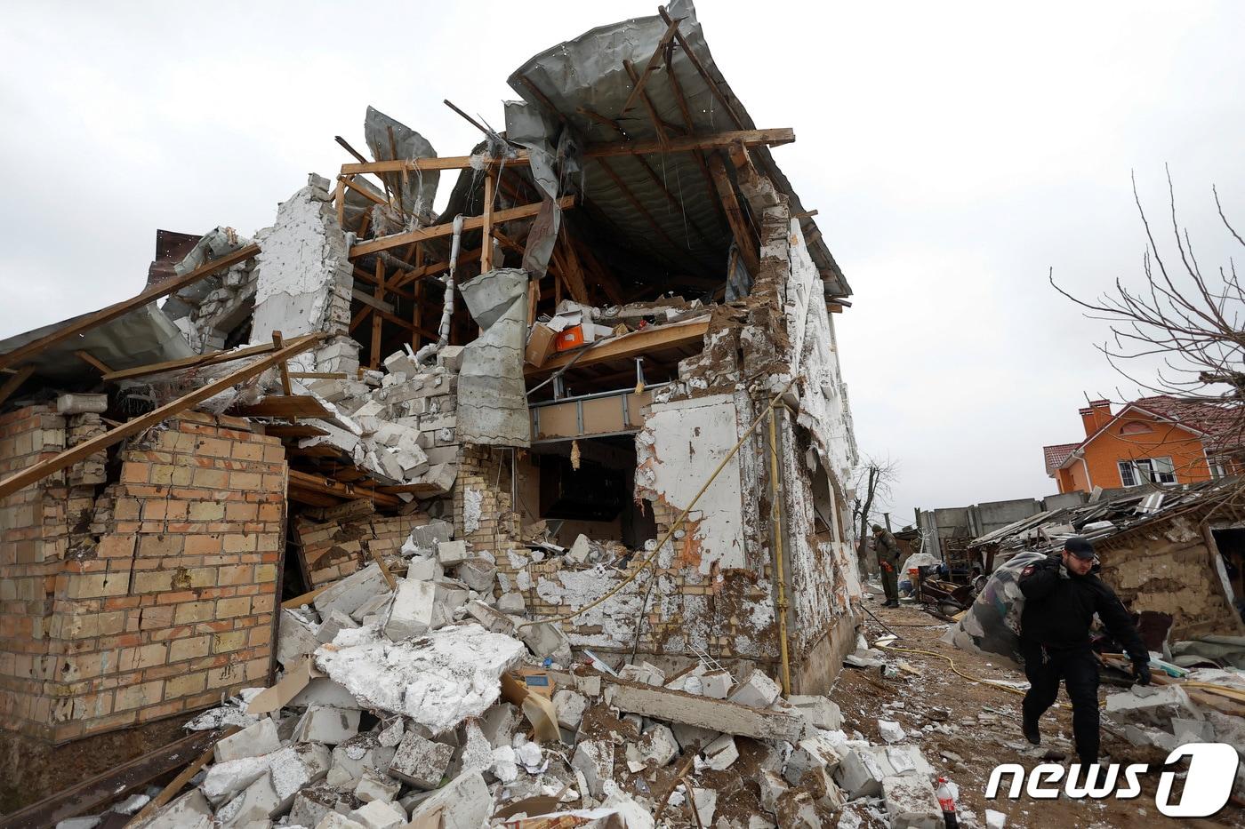 26일 &#40;현지시간&#41; 우크라이나 키이우 인근에서 러시아 군의 포격을 받아 박살이 난 주택이 보인다. ⓒ 로이터=뉴스1 ⓒ News1 우동명 기자