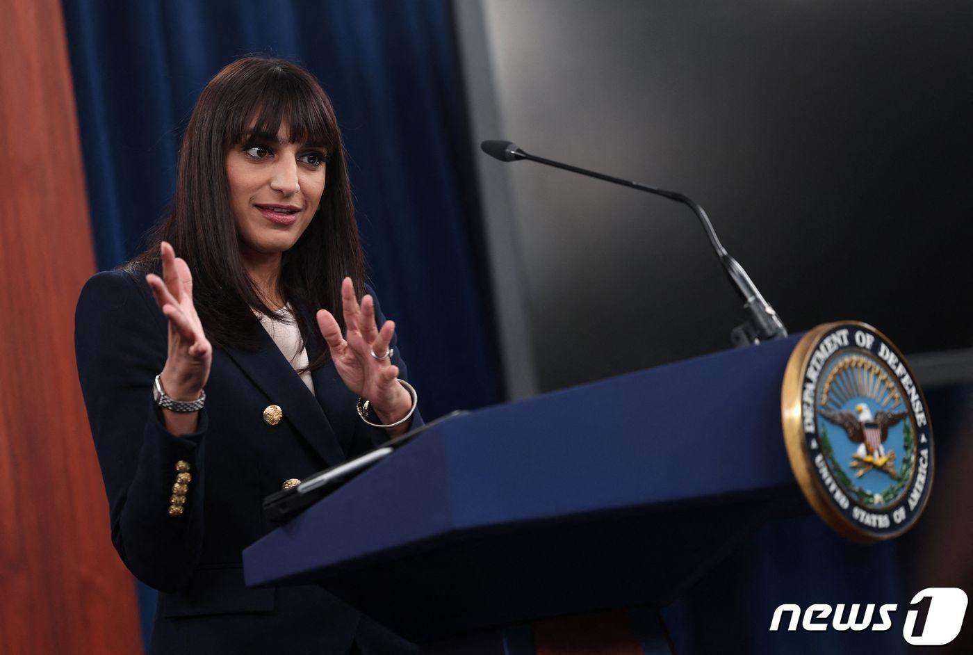 사브리나 싱 미국 국방부 부대변인이 26일 (현지시간) 버지니아주 알링턴에 있는 펜타곤에서 브리핑을 갖고 로이드 오스틴 국방 장관의 방한과 관련해 “한국에 대한 우리의 방위 약속은 여전히 확고하다”고 밝히고 있다. ⓒ AFP=뉴스1 ⓒ News1 우동명 기자