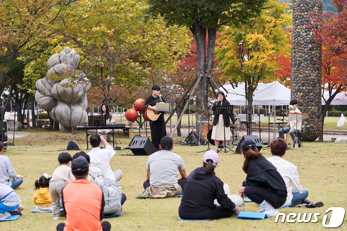 본문 이미지 - 경기아트센터는 오는 2월1일부터 15일까지 ‘2023년 찾아가는 문화복지 공연’ 출연단체를 공모한다고 밝혔다.(경기아트센터 제공)