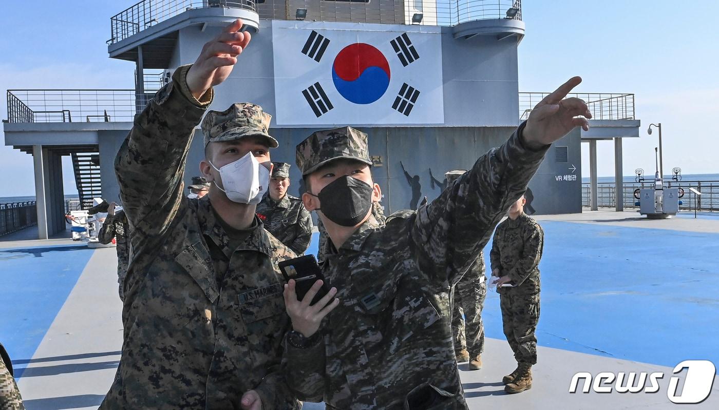 본문 이미지 - 27일 경북 영덕군 장사리에서 열린 한미해병대 안보현장 견학 행사에서 한국 해병대원이 미 해병대원에게 6·25전쟁 장사상륙작전에 대해 설명하고 있다. (해병대 제공) 2023.1.17/뉴스1 ⓒ News1 정우용 기자