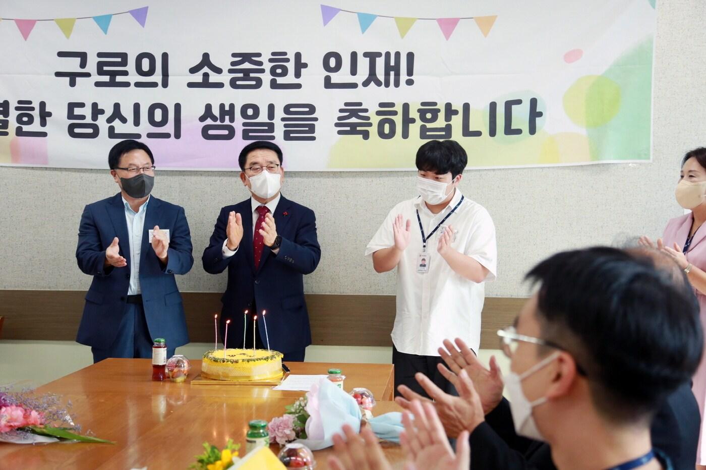 본문 이미지 - 문헌일 구로구청장이 생일인 직원을 축하해주고 있다(구로구 제공).