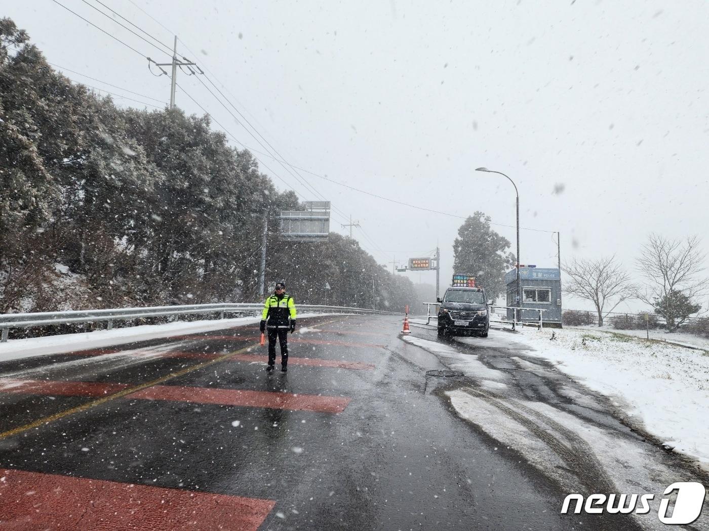 본문 이미지 - 제주 산간도로에서 경찰이 교통통제를 하고 있다./뉴스1