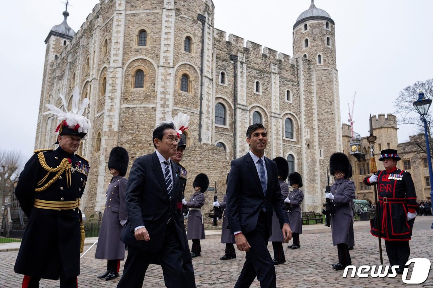 본문 이미지 - 11일(현지시간) 영국을 방문한 기시다 후미오 일본 총리가 리시 수낵 영국 총리와 함께 런던탑을 방문하고 있다. 2023.01.12 ⓒ 로이터=뉴스1 ⓒ News1 정윤미 기자