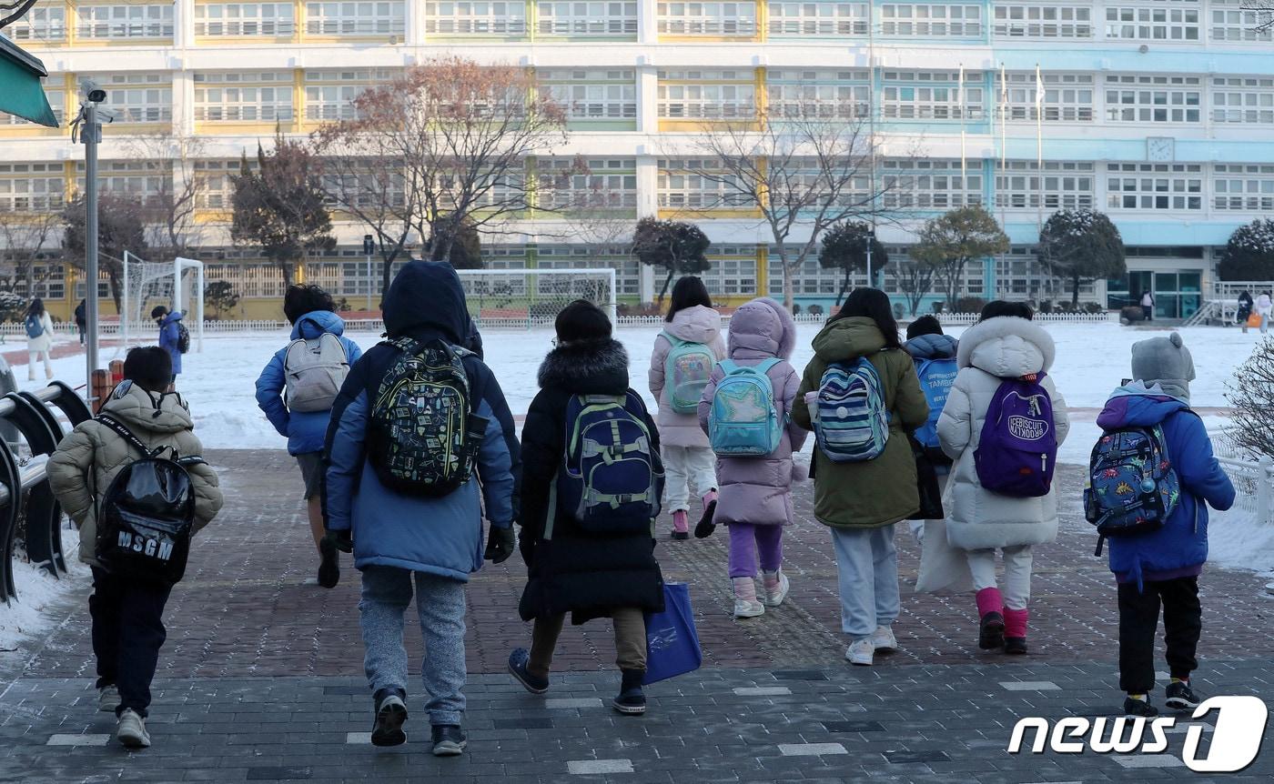 본문 이미지 - 서울시내 한 초등학교에서 학생들이 등교를 하고 있다. 2023.1.27/뉴스1 ⓒ News1 박세연 기자