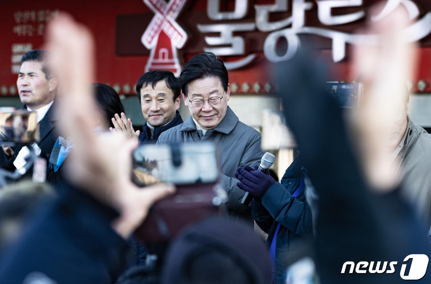 본문 이미지 - 이재명 더불어민주당 대표가 27일 오후 전북 군산시 신영동 군산공설시장에서 지지자 발언을 듣고 있다. 2023.1.27/뉴스1 ⓒ News1 이재명 기자