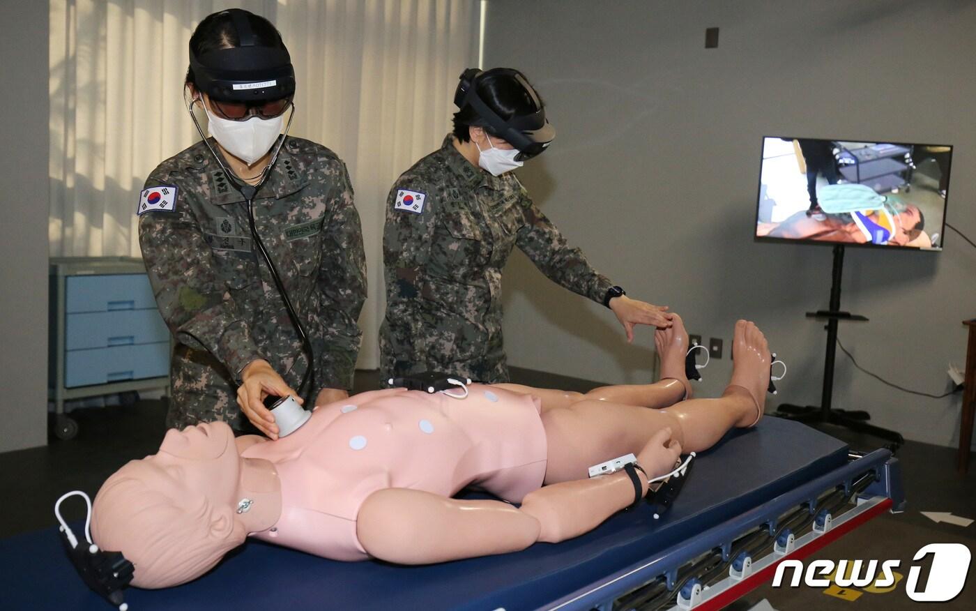  대전 국군간호사관학교 생도회관에서 열린 가상융합기술&#40;XR&#41; 중증외상처치 훈련장 개소식에서 간호장교들이 응급실 MR 기술을 이용해 시연하고 있다. 2023.1.27/뉴스1 ⓒ News1 김기태 기자