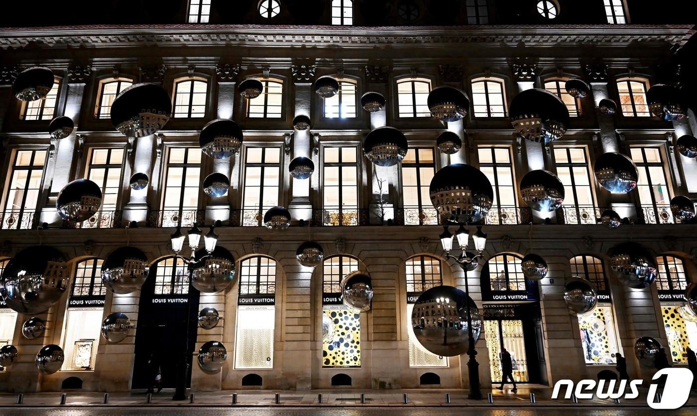 본문 이미지 -  프랑스 파리에 위치한 루이비통 매장 전경. 2023.1.26. ⓒ AFP=뉴스1 