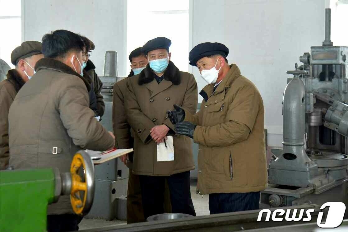 본문 이미지 - (평양 노동신문=뉴스1) = 김덕훈 북한 내각총리가 평안남·북도의 여러 부문 사업을 현지에서 료해(점검)했다고 28일 노동당 기관지 노동신문이 보도했다. [국내에서만 사용가능. 재배포 금지. DB 금지. For Use Only in the Republic of Korea. Redistribution Prohibited] rodongphoto@news1.kr