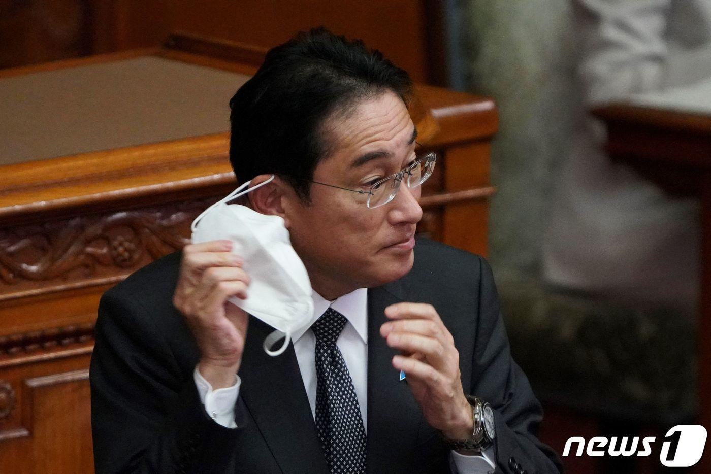 본문 이미지 - 기시다 후미오 일본 총리가 27일 (현지시간) 도쿄 참의원 회의에 참석해 연설을 하기 위해 마스크를 벗고 있다. ⓒ AFP=뉴스1 ⓒ News1 우동명 기자