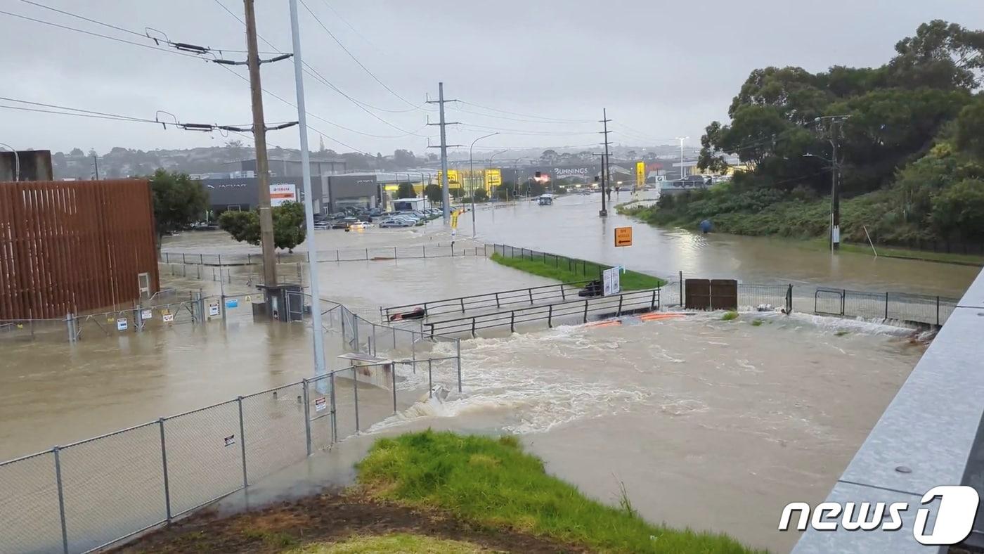본문 이미지 - 27일(현지시간) 뉴질랜드 오클랜드 집중 호우 현장 2023.01.27 ⓒ 로이터=뉴스1 ⓒ News1 정윤미 기자