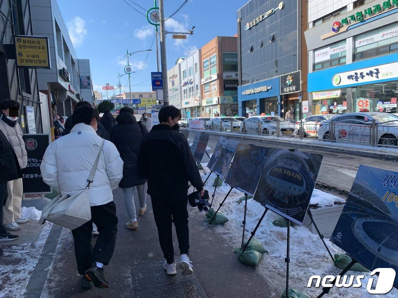본문 이미지 - 서산 버스터미널 앞에서 ‘신천지예수교회 10만 수료식’ 사진전 모습&#40;신천지 서산교회 제공&#41;