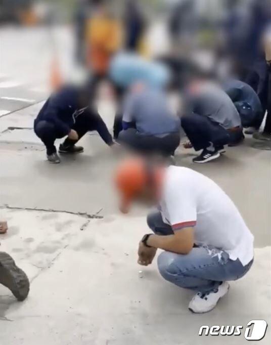 본문 이미지 - 고의로 동전을 떨어트린 뒤 줍는 수법으로 건설현장 공사를 방해하고 있는 건설노조 조합원들.(경기북부경찰청 제공)