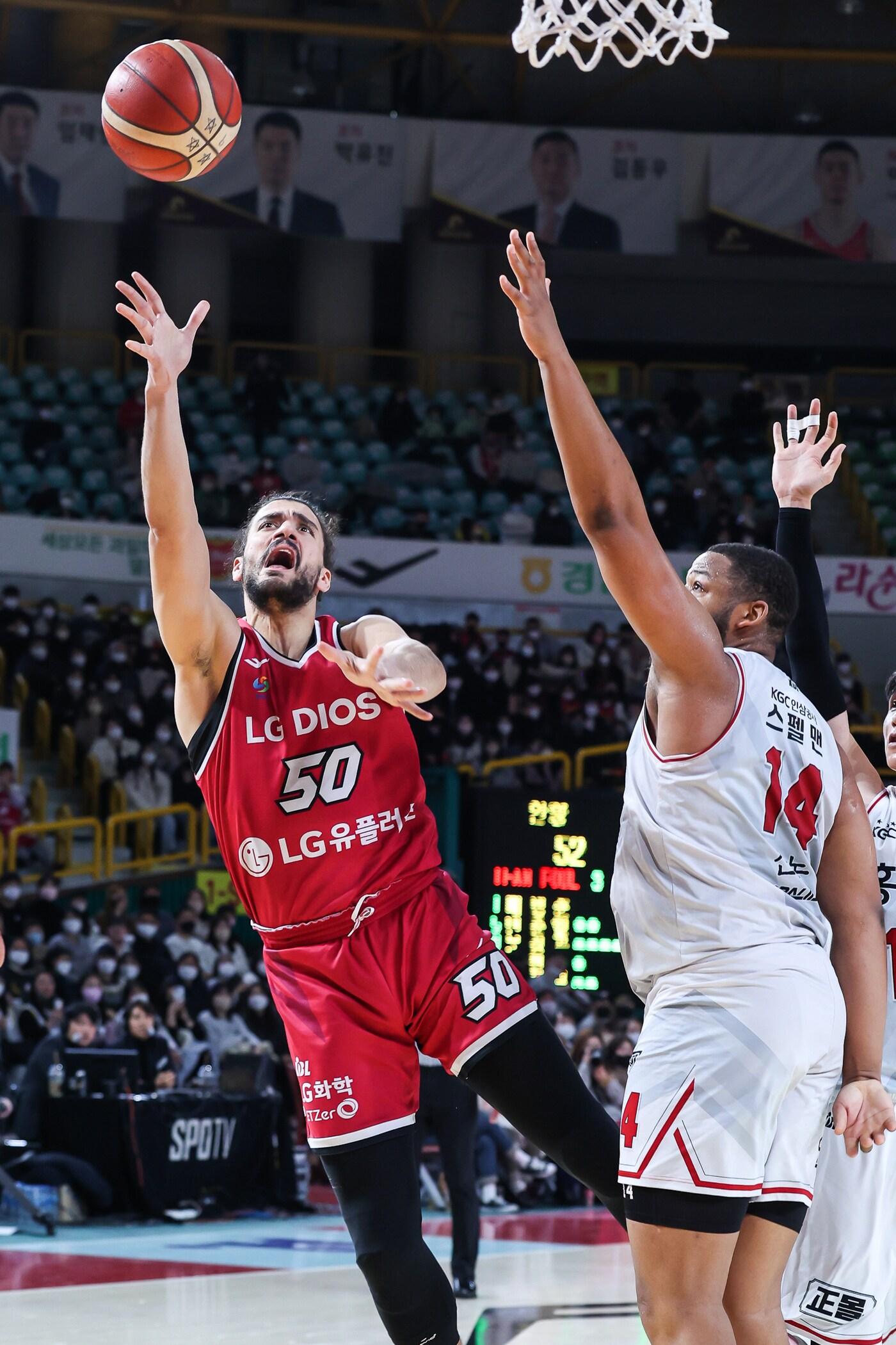 본문 이미지 - 창원 LG 아셈 마레이(왼쪽)가 28일 안양 KGC와 경기에서 슛을 쏘고 있다.(KBL 제공) 