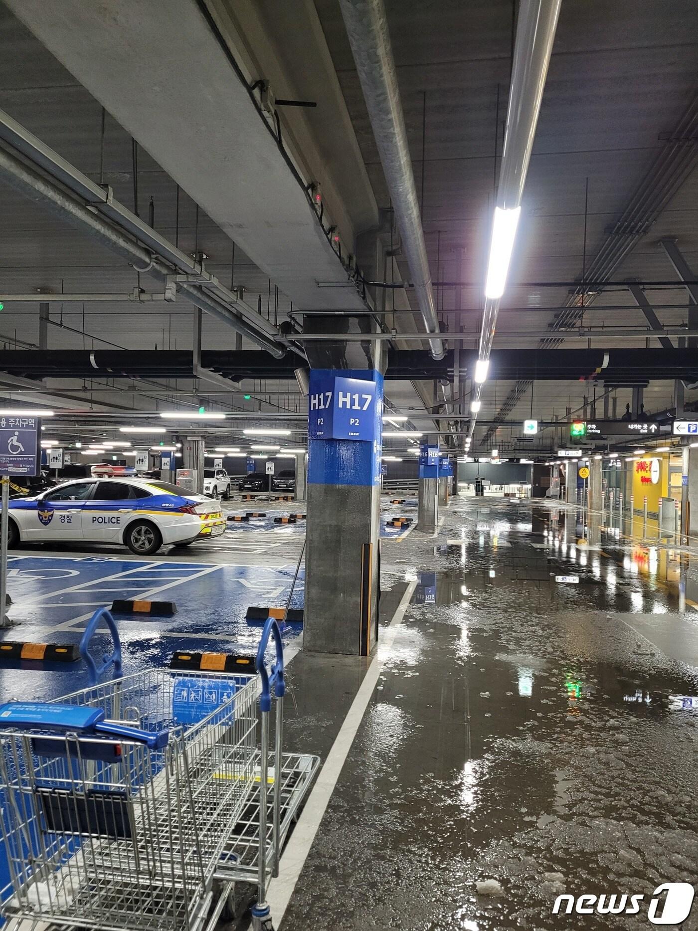 본문 이미지 - 이케아 광명점에서 옥내 소화전 누수 및 엘리베이터 갇힘 사고가 발생했다.(경기도소방재난본부 제공) /뉴스1