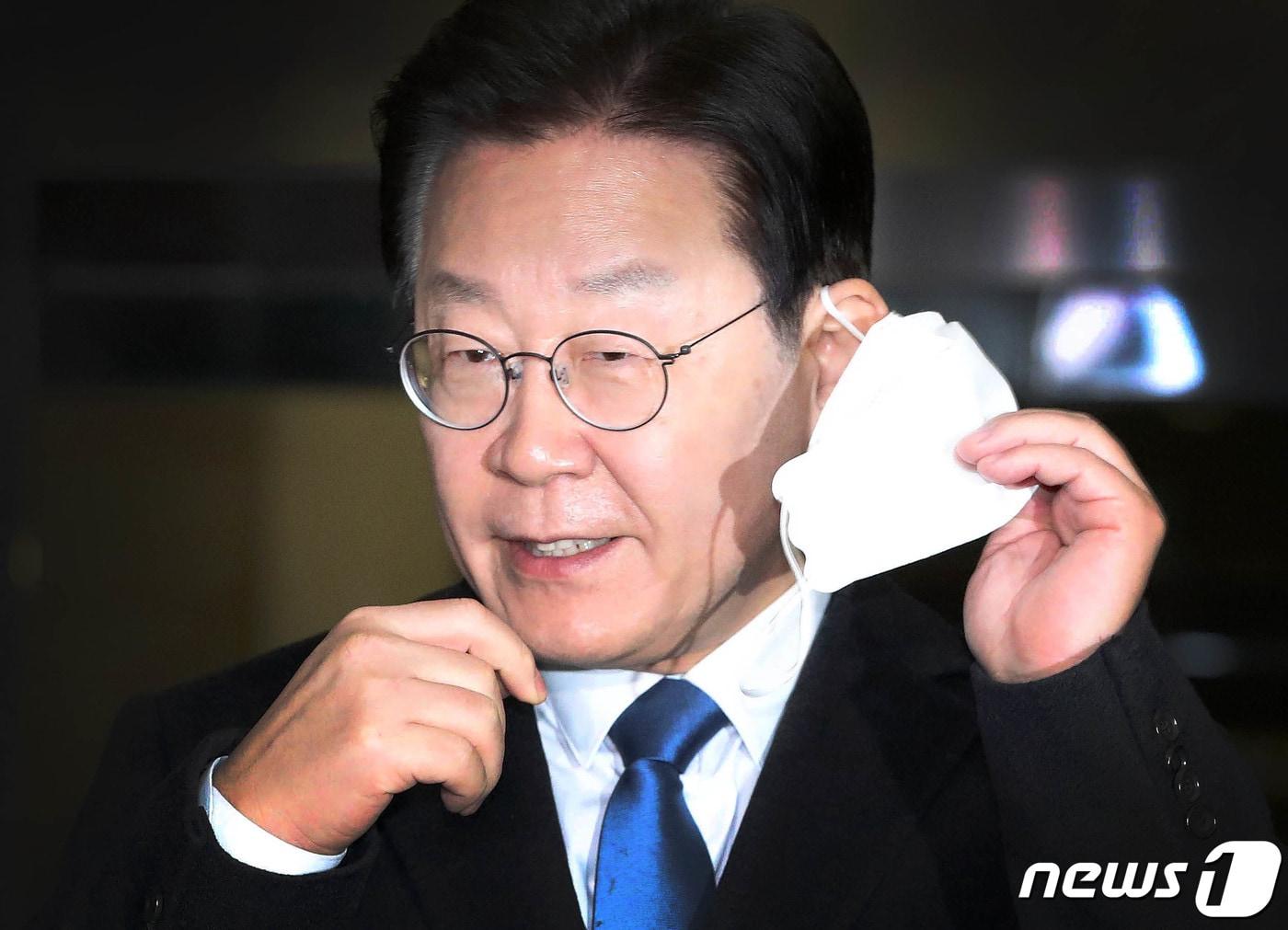 본문 이미지 - 이재명 더불어민주당 대표가 28일 오전 서울 서초구 서울중앙지방검찰청에 출석해 대장동 개발 특혜 의혹 사건 관련 검찰 조사를 마치고 나서며 입장을 밝히기 위해 마스크를 벗고 있다. 2023.1.28/뉴스1 ⓒ News1 박세연 기자