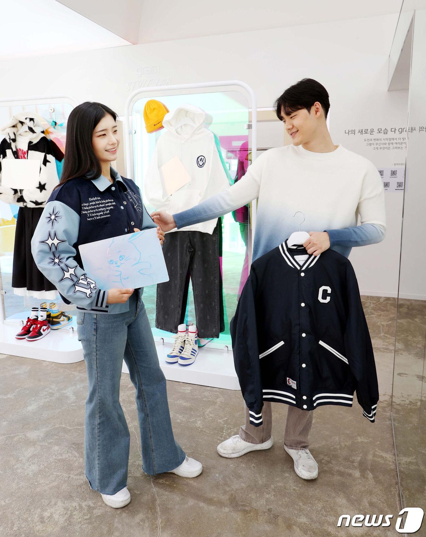 본문 이미지 - 서울 성수동에 위치한 팝업 스토어 '그램 스타일 랩'에서 모델들이 유명 스타일리스트의 추천 의상과 2023년형 그램 신제품 LG 그램 스타일의 뉴진스 에디션 제품을 매칭한 패션 스타일링을 체험하고 있다.