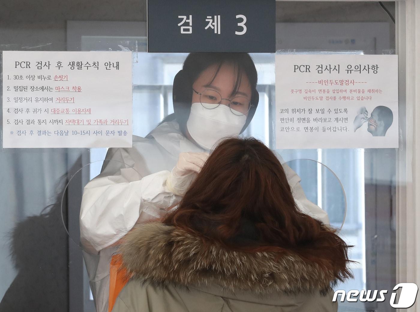 본문 이미지 - 서울 강서구 신종 코로나바이러스 감염증(코로나19) 임시선별검사소에서 의료진이 검체검진을 하고 있다./뉴스1 ⓒ News1 송원영 기자