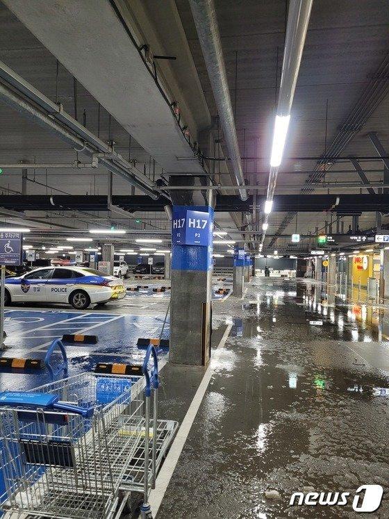 본문 이미지 - 28일 엘리베이터가 멈추면서 고객들이 갇히는 사고가 발생했던 이케아 광명점이 29일 오전부터 정상영업을 하고 있다.(경기도소방재난본부 제공) /