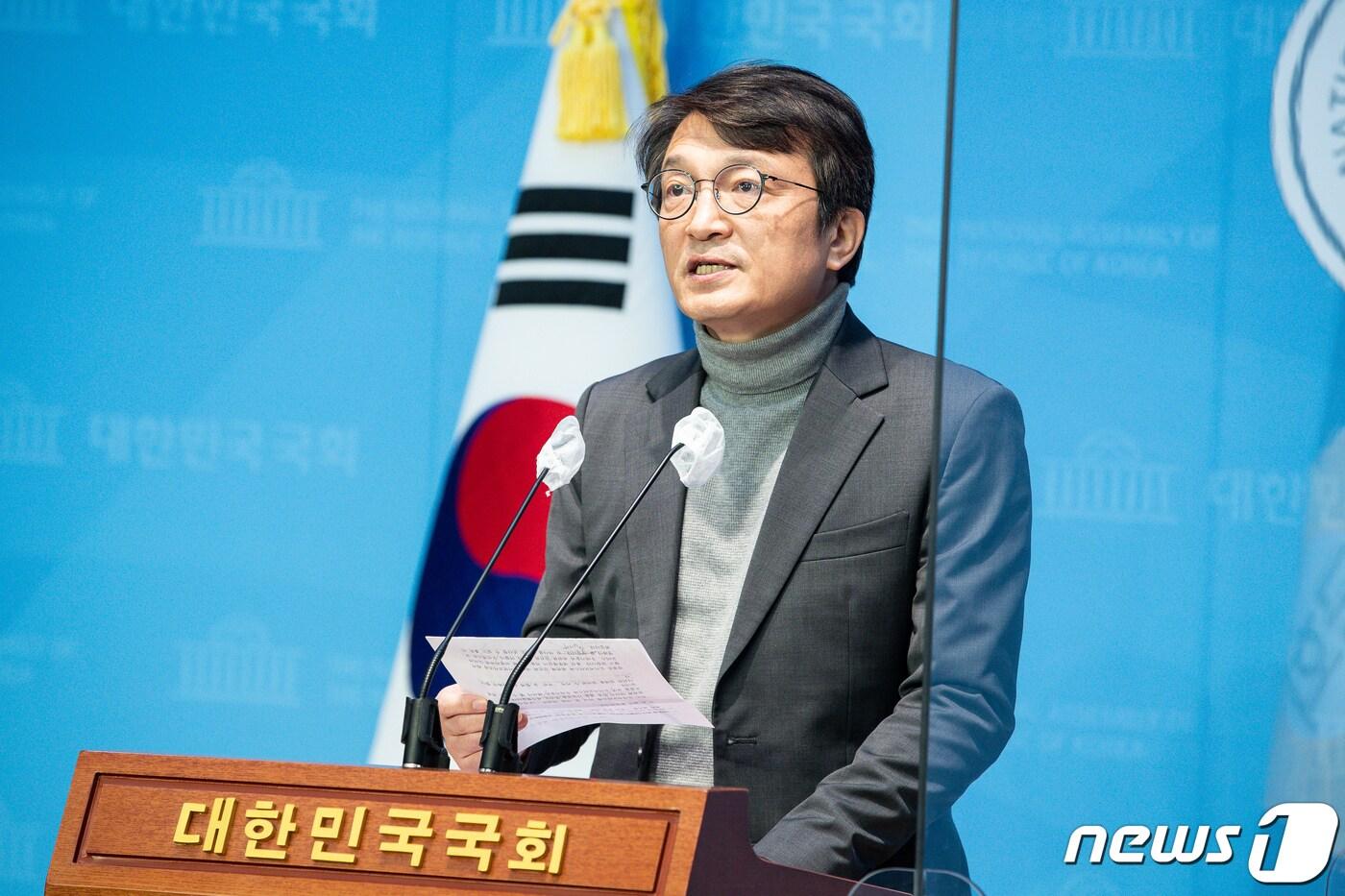 김의겸 더불어민주당 대변인이 29일 서울 여의도 국회 소통관에서 자신이 제기한 윤석열 대통령의 부인 김건희 여사와 관련한 '추가 주가조작 의혹'에 대해 대통령실이 허위사실 유포 혐의로 경찰에 고발하기로 한 것과 관련해 입장을 밝히고 있다. 김 대변인은 이날 "검찰은 도이치모터스와 관련해 김 여사를 서면조사조차 하지 않고 있기 때문에 대통령실이 저를 고발해 처벌하려면 도이치모터스, 우리기술과 관련한 김 여사의 역할이 우선적으로 규명돼야 할 것＂이라며 ＂김 여사를 제대로 조사할 수 있는 좋은 기회＂라며 환영했다. 2023.1.29/뉴스1 ⓒ News1 유승관 기자