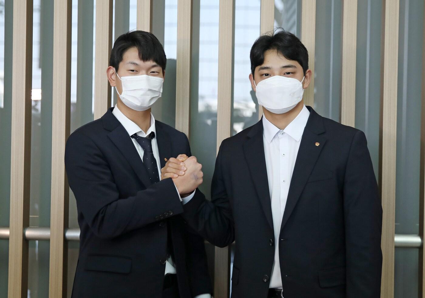 본문 이미지 - 전지훈련 출국에 앞서 취재진을 향해 포즈를 취하고 있는 김서현과 문동주(오른쪽) (한화 이글스 제공) 