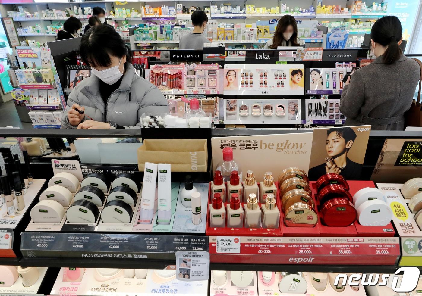 서울 종로구에 위치한 올리브영 매장을 찾은 시민들이 색조 화장품을 고르고 있다.2023.1.29/뉴스1 ⓒ News1 장수영 기자