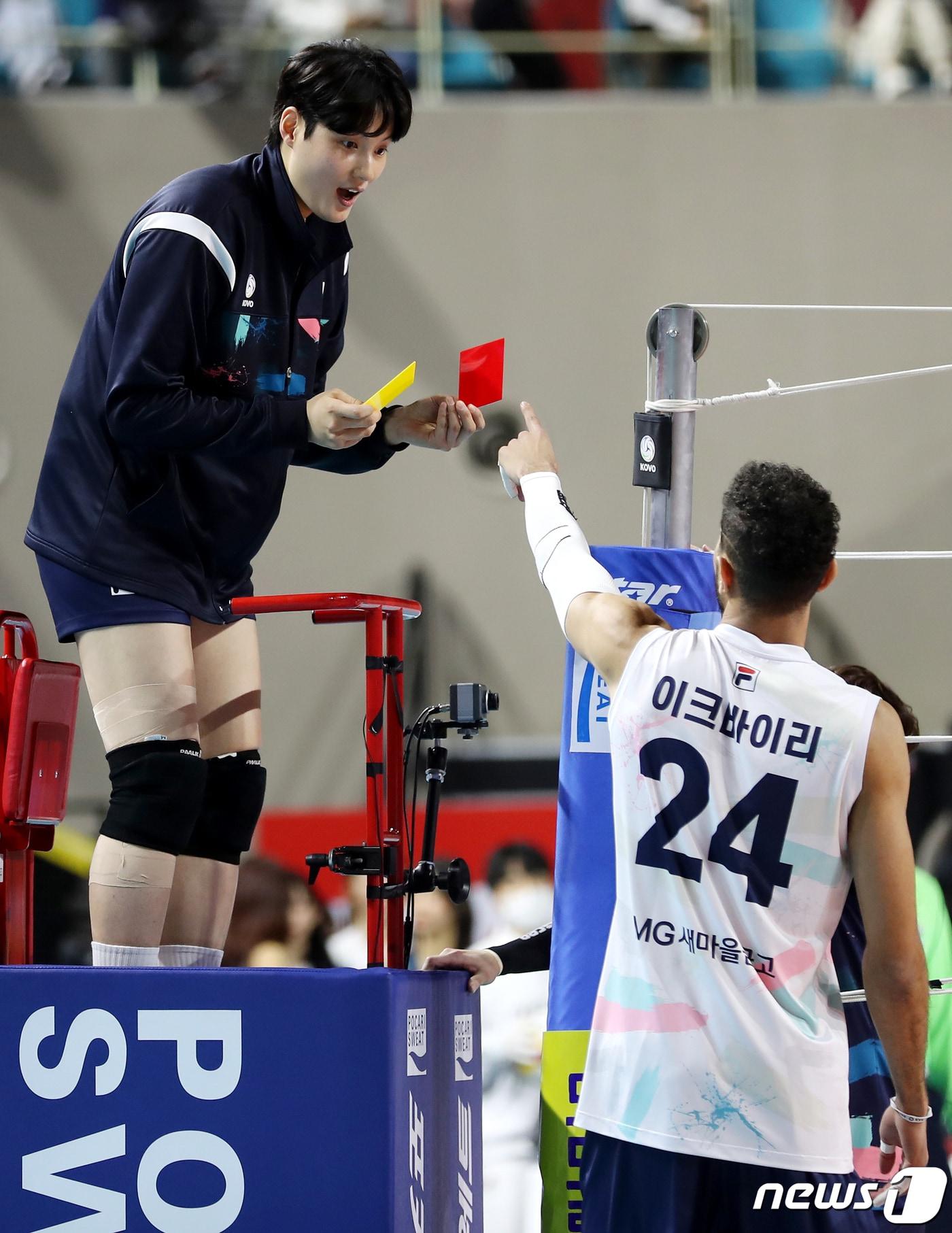 본문 이미지 - IBK 기업은행 김희진이 29일 오후 인천 부평구 인천삼산월드체육관에서 열리는 프로배구 '도드람 2022~2023 V-리그 올스타전’에서 심판으로 변신, 삼성화재 이크바이리 선수에게 카드를 보여주고 있다. 2023.1.29/뉴스1 ⓒ News1 김진환 기자