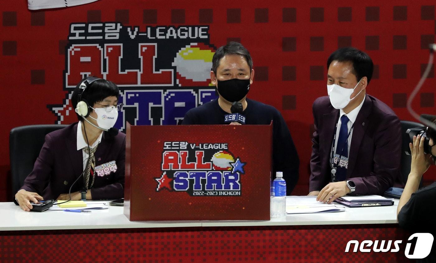 본문 이미지 - 현대캐피탈 최태웅 감독이 29일 오후 인천 부평구 인천삼산월드체육관에서 열리는 프로배구 '도드람 2022~2023 V-리그 올스타전’에서 비디오 판독을 보고 있다. 2023.1.29/뉴스1 ⓒ News1 김진환 기자