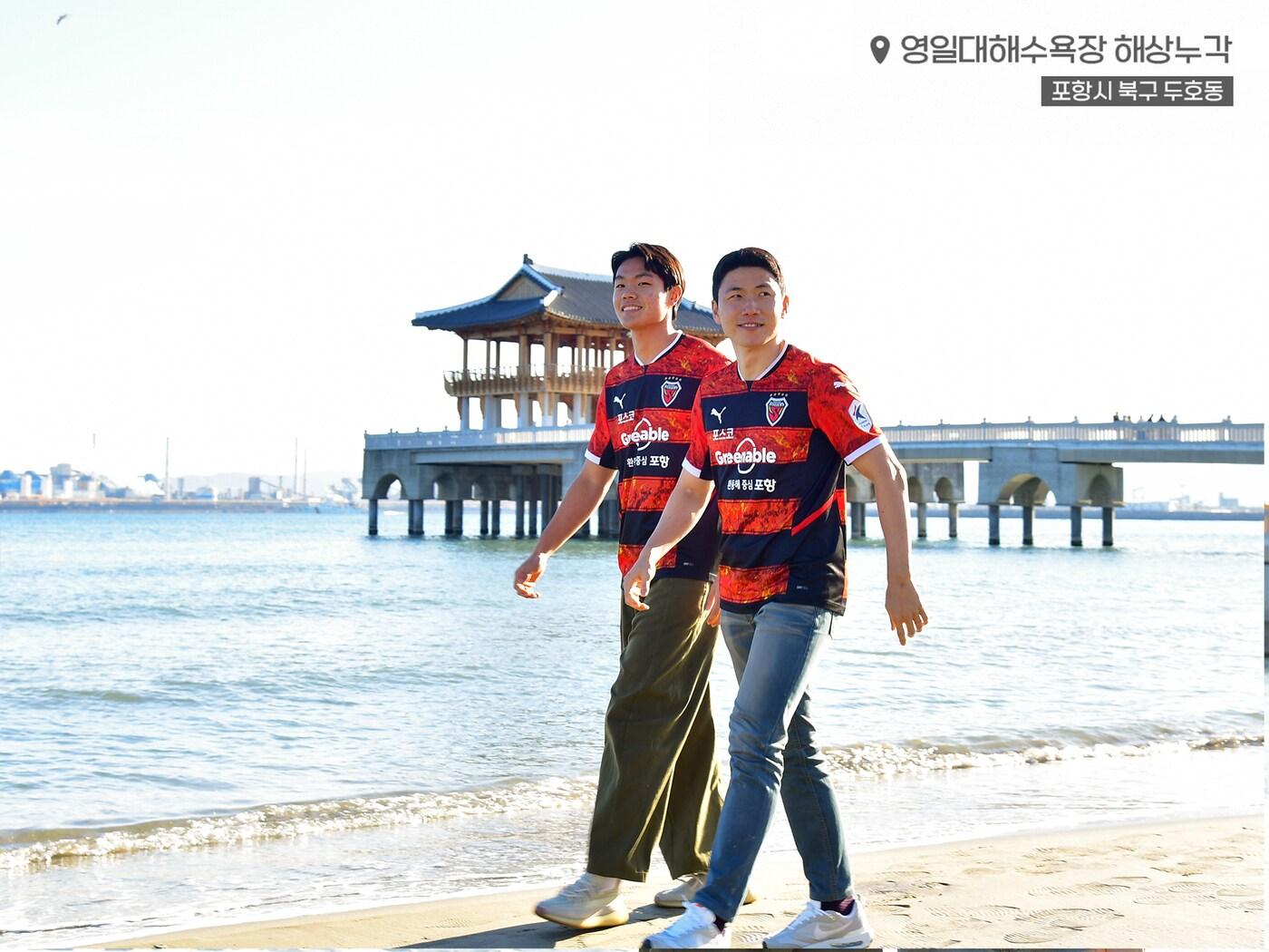 본문 이미지 - 김인성(오른쪽)과 최현웅(포항 스틸러스 제공) 