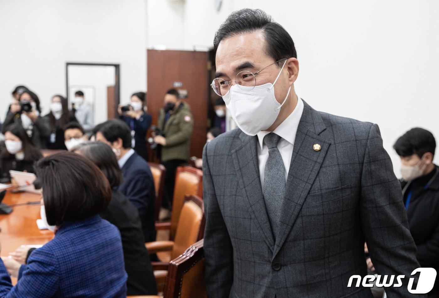 본문 이미지 - 박홍근 더불어민주당 원내대표가 3일 오전 서울 여의도 국회에서 열린 원내대책회의에 참석하고 있다. 2023.1.3/뉴스1 ⓒ News1 이재명 기자