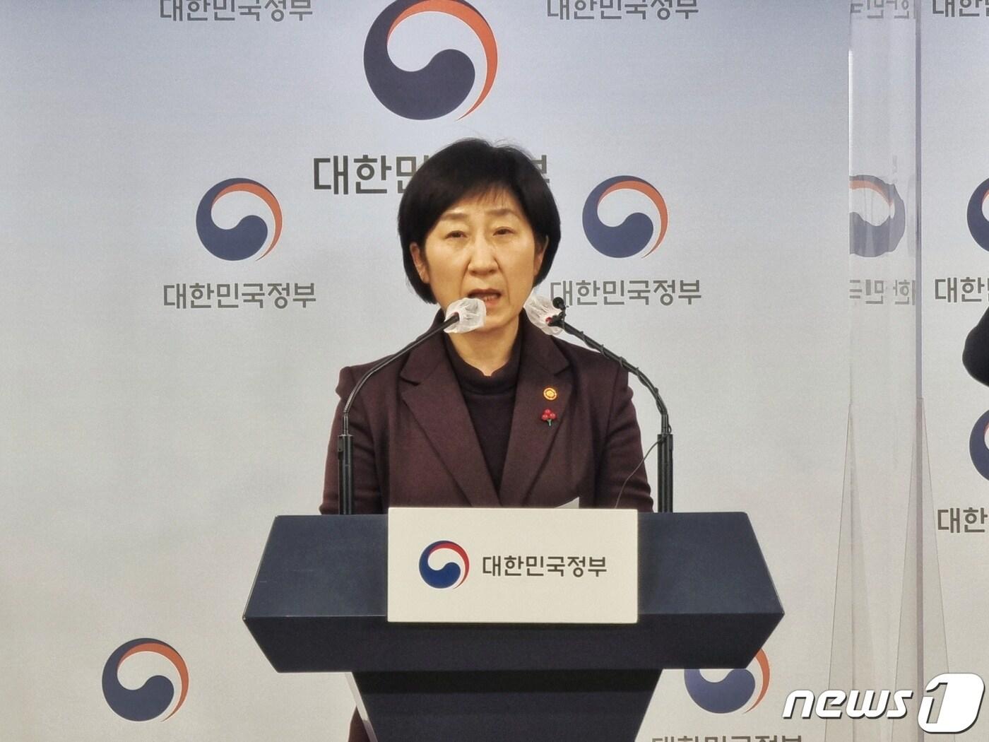 본문 이미지 - 한화진 환경부 장관이 2일 오후 윤석열 대통령 업무보고에 앞서 서울 종로구 정부서울청사에서 사전 브리핑하고 있다. ⓒ 뉴스1 황덕현 기자