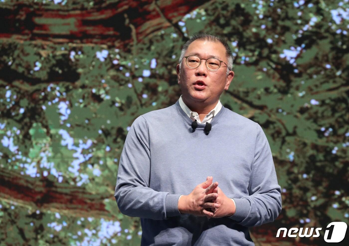 본문 이미지 - 정의선 현대자동차그룹 회장이 지난 1월 3일 경기 화성시 남양읍 현대차·기아 기술연구소 대강당에서 열린 2023년 현대차그룹 신년회에서 신년사를 하고 있다. 2023.1.3/뉴스1 ⓒ News1 김영운 기자