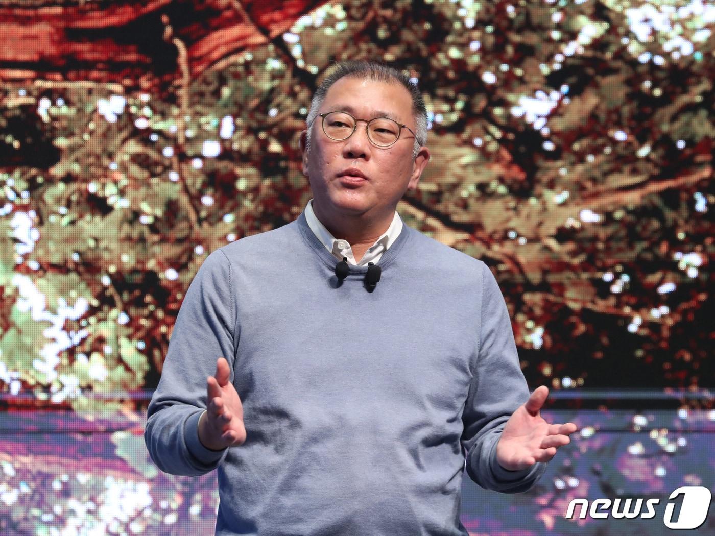 본문 이미지 - 정의선 현대자동차그룹 회장이 3일 오전 경기 화성시 남양읍 현대차·기아 기술연구소 대강당에서 열린 2023년 현대차그룹 신년회에서 신년사를 하고 있다. 2023.1.3/뉴스1 ⓒ News1 김영운 기자