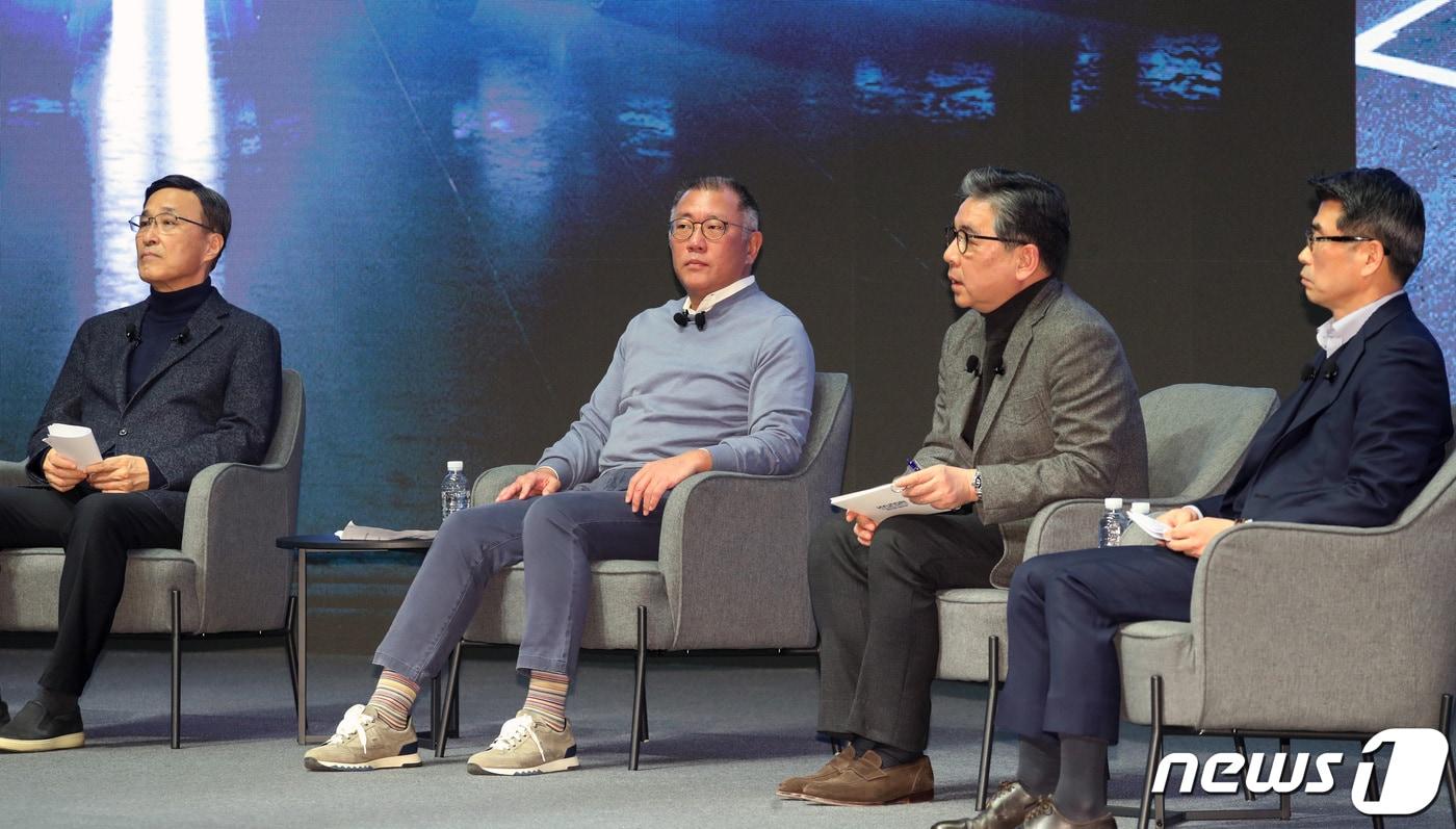 본문 이미지 - 정의선 현대자동차그룹 회장(왼쪽 두 번째), 장재훈 현대차 사장(왼쪽 세 번째) 등이 3일 오전 경기 화성시 남양읍 현대차·기아 기술연구소 대강당에서 2023년 현대차그룹 신년회를 갖고 있다. 2023.1.3/뉴스1 ⓒ News1 김영운 기자
