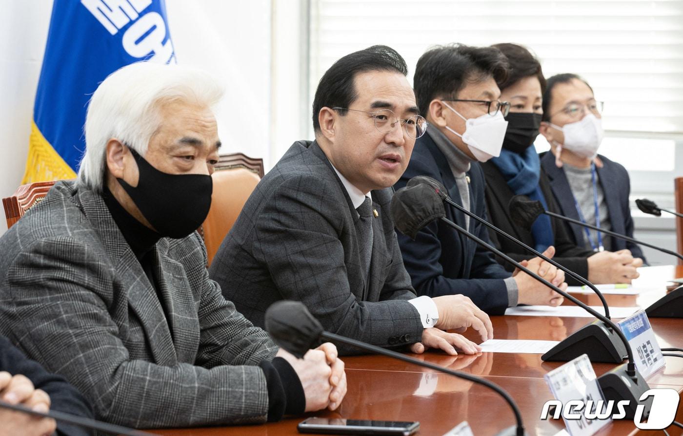 본문 이미지 - 박홍근 더불어민주당 원내대표가 3일 오전 서울 여의도 국회에서 열린 이태원 참사 유가족 협의회 간담회에서 발언을 하고 있다. 2023.1.3/뉴스1 ⓒ News1 이재명 기자