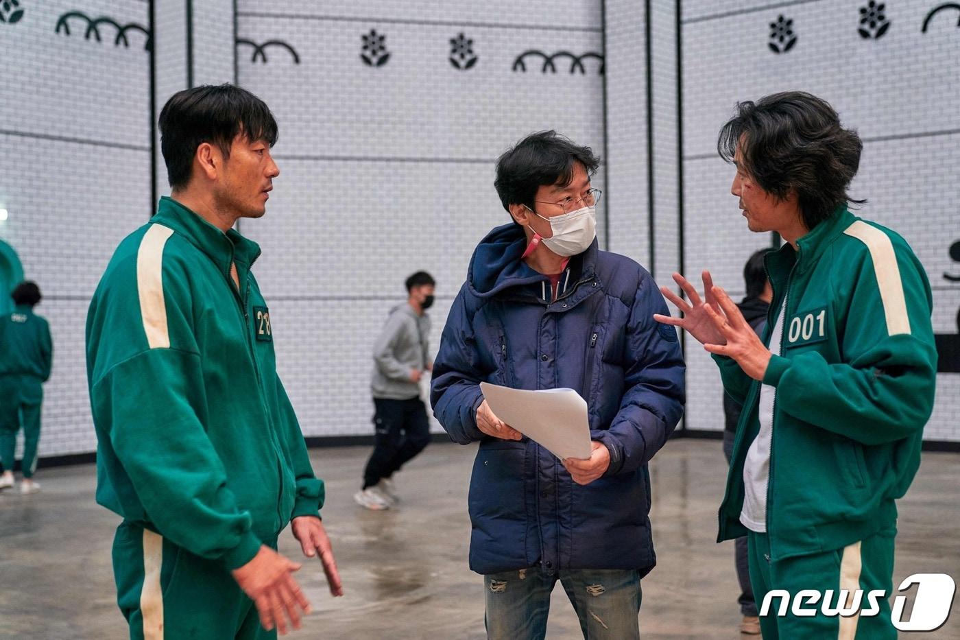 본문 이미지 - 넷플릭스 드라마 오징어 게임의 촬영 장면 = (출처 NYT 터닝 포인트 2022)