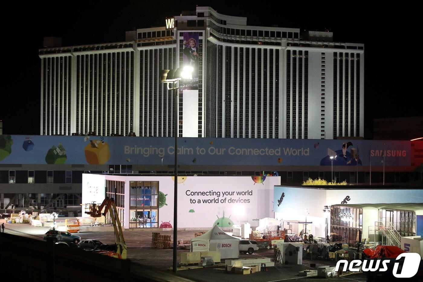 본문 이미지 - 세계 최대 전자·가전·정보기술(IT) 전시회인 CES 2023 개막을 사흘 앞둔 2일(현지시간) 미국 네바다주 라스베이거스 컨벤션센터가 불을 밝히고 있다. 2023.1.2/뉴스1 ⓒ News1 임세영 기자