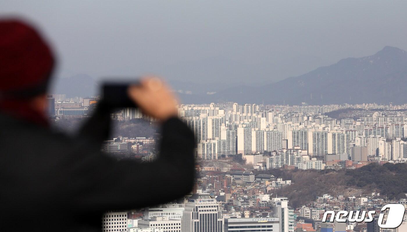 본문 이미지 - 서울 중구 남산에서 바라본 서울 도심의 아파트 단지 모습. 2023.1.3/뉴스1 ⓒ News1 이승배 기자