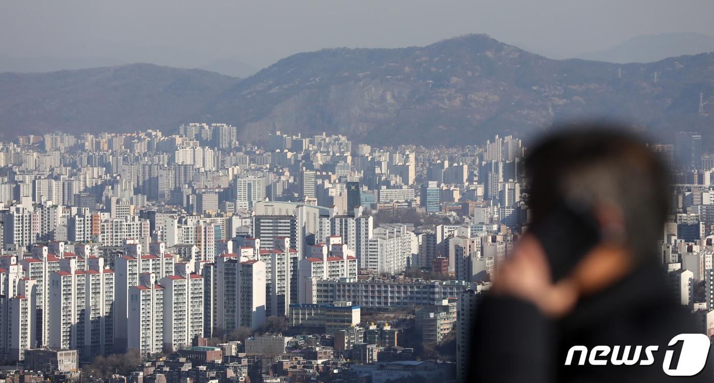 본문 이미지 - 서울 중구 남산에서 바라본 서울 도심의 아파트 단지 모습. 2023.1.3/뉴스1 ⓒ News1 이승배 기자