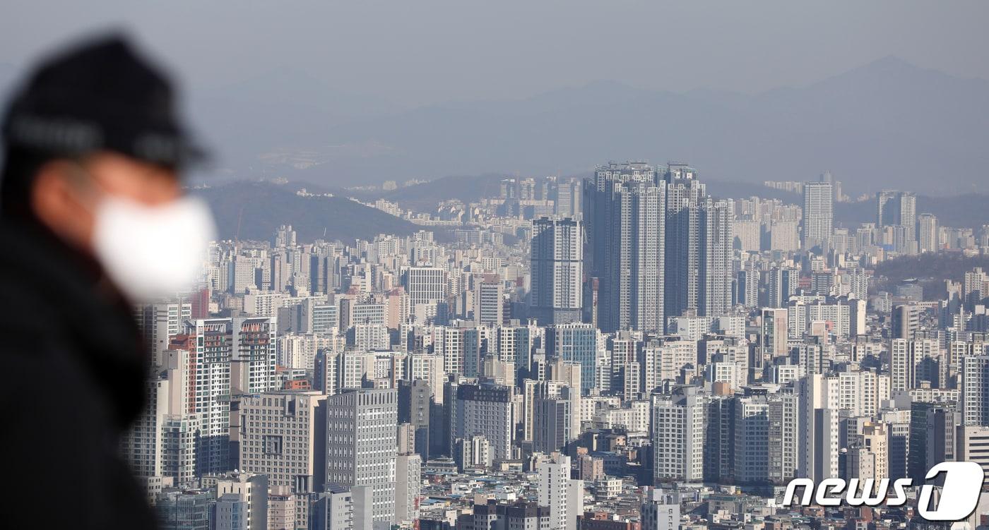 본문 이미지 -  서울 중구 남산에서 바라본 서울 도심의 아파트 단지 모습. 2023.1.3/뉴스1 ⓒ News1 이승배 기자