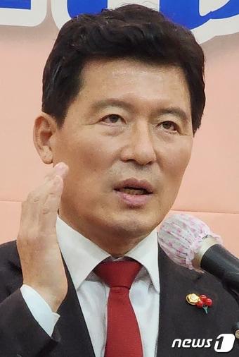 본문 이미지 - 3일 구미상공회의소에서 열린 신년교례회에서 국민의힘 구자근 의원이 인사말을 하고 있다. 구 의원은 "구미시민에게는 위기극복 DNA가 흐르고 있다. 방산클러스트를 반드시 구미에 유치하겠다＂고 말했다. 2023.1.3/뉴스1 ⓒ News1 정우용 기자