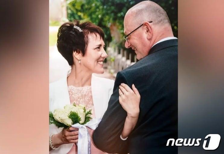 본문 이미지 - 엘리바베스 수녀와 로버트 수사가 결혼하는 모습- 인스타 갈무리