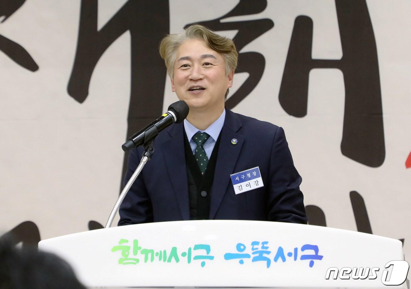 본문 이미지 - 3일 오후 광주 서구청사에서 열린 '2023 주민과의 신년인사회'에서 김이강 광주 서구청장이 인사말하고 있다. 2023.1.3/뉴스1 ⓒ News1 이수민 기자
