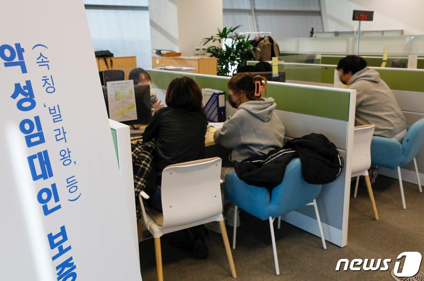 3일 오전 서울 여의도 주택도시보증공사 서울서부관리센터에 위치한 악성임대인(속칭 '빌라왕' 등) 보증이행 상담창구에서 전세보증금 사기 피해자들이 상담을 받고 있다. 2023/뉴스1 ⓒ News1 김도우 기자