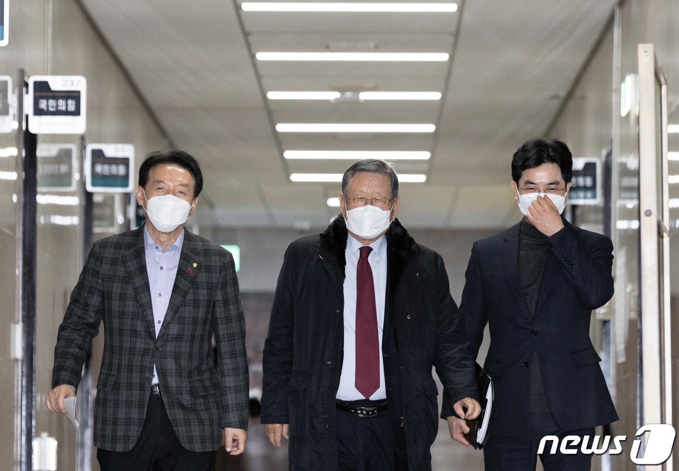 본문 이미지 - 유흥수 국민의힘 선거관리위원장(가운데)과 김석기 부위원장(왼쪽)이 3일 오후 서울 여의도 국회에서 열린 전당대회 선거관리위원회 2차 회의에 참석하고 있다. 2023.1.3/뉴스1 ⓒ News1 이재명 기자