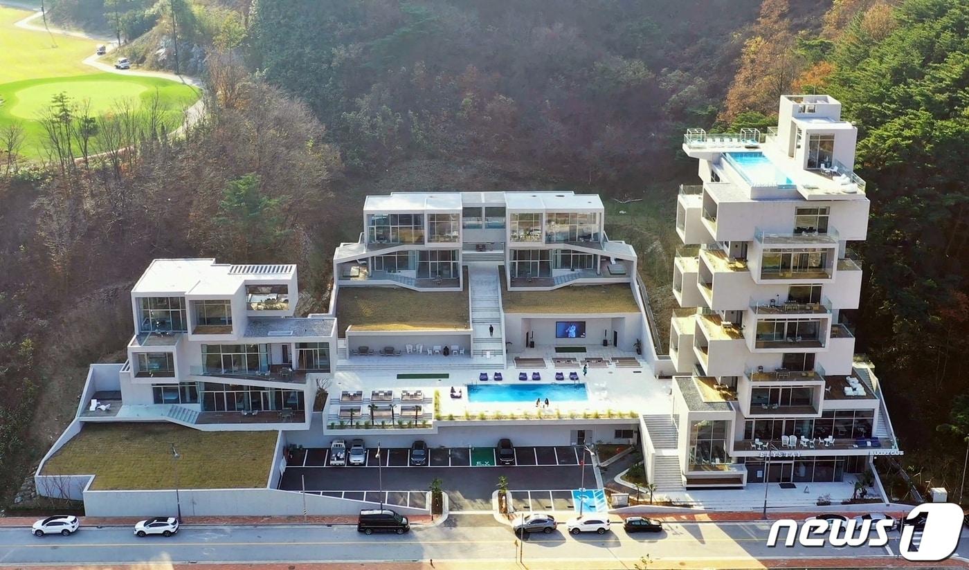 전북 정읍시 내장산 리조트 내 건축물인 ‘엘리스테이 풀빌라&리조트(대표 김기현)’가 세계 건축 커뮤니티(World Architecture Community)에서 주관하는 세계건축상(World Architecture Community Awards)을 수상작으로 선정됐다.(정읍시 제공)2023.1.3/뉴스1