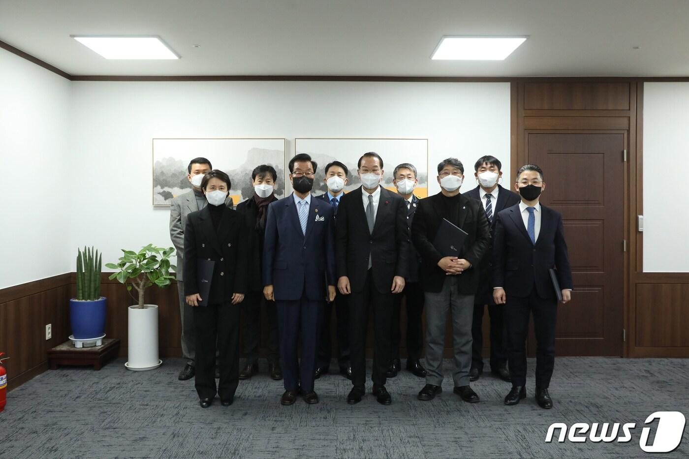 본문 이미지 - 권영세 통일부 장관이 3일 통일업무 발전에 기여한 외부기관 업무유공자 총 75명 중 9명을 초청해 통일부 장관 표창을 수여했다.(통일부 제공)