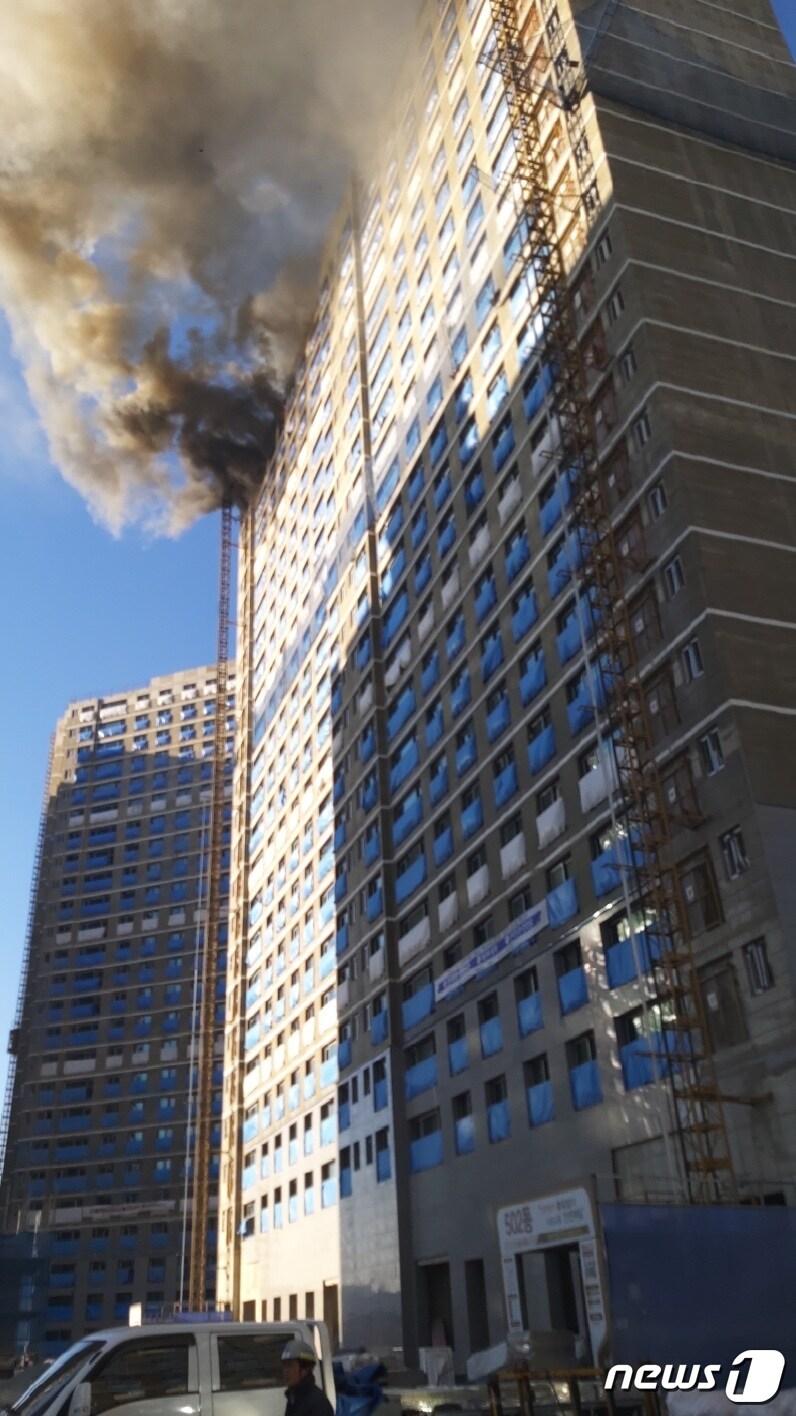 본문 이미지 - 3일 오후 3시28분쯤 충북 청주시 흥덕구 오송읍 한 아파트 신축 공사 현장 23층에서 불이 나 45분 만에 꺼졌다.(청주서부소방서 제공) 2023.1.3/뉴스1