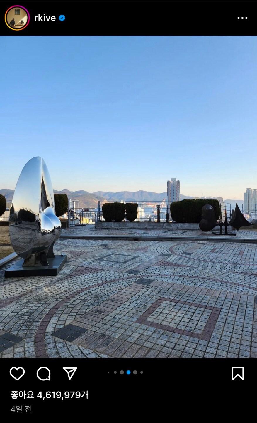 본문 이미지 - 그룹 방탄소년단(BTS) 리더 RM(김남준)이 지난달 30일 인스타그램에 올린 경남 마산합포구 창원시립 문신미술관 앞마당 모습.(RM 인스타그램 캡처)