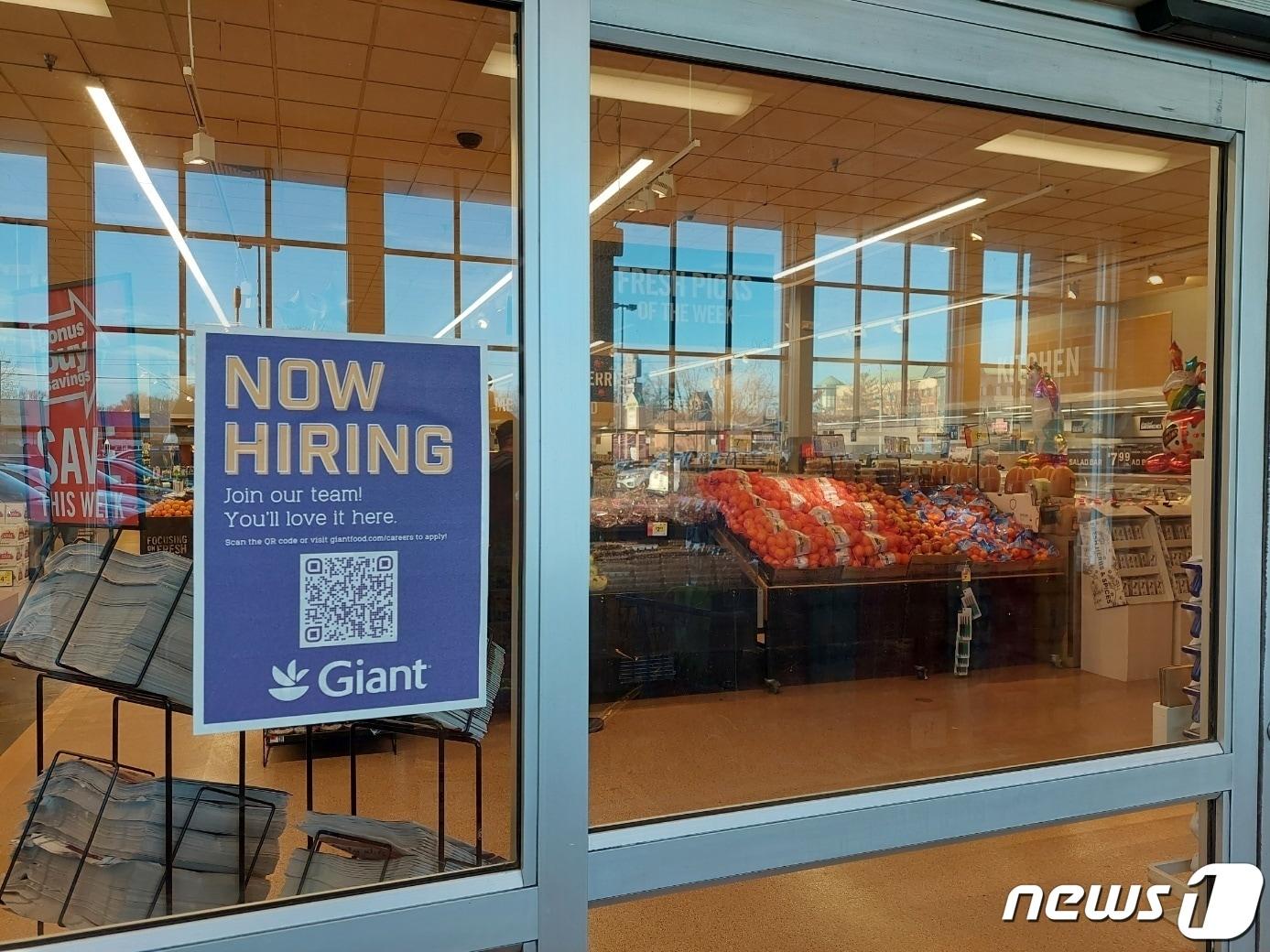 본문 이미지 - 미 버지니아주 맥클린의 한 대형 마트에서 구인 공고를 하고 있다. ⓒ News1 김현 특파원