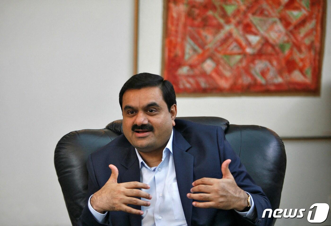 본문 이미지 - 고탐 아다니 아다니 그룹 회장. 언론과 인터뷰를 진행하고 있다. ⓒ 로이터=뉴스1 ⓒ News1 박형기 기자